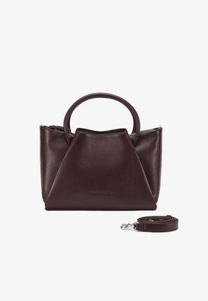 Bordeauxrote Lederhandtasche mit einzigartigem dreieckigem Design, zwei runden Griffen und abnehmbarem Schulterriemen. Verfügt über eine glatte Textur und dezente Markenkennzeichnung.