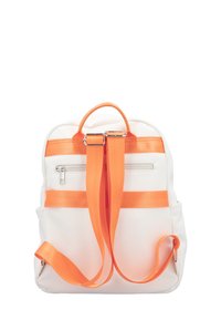 Weißer Rucksack aus strukturiertem Material, mit orangen Trägern und Akzenten, einer vorderen Reißverschlusstasche und einem oberen Griff zum Tragen.