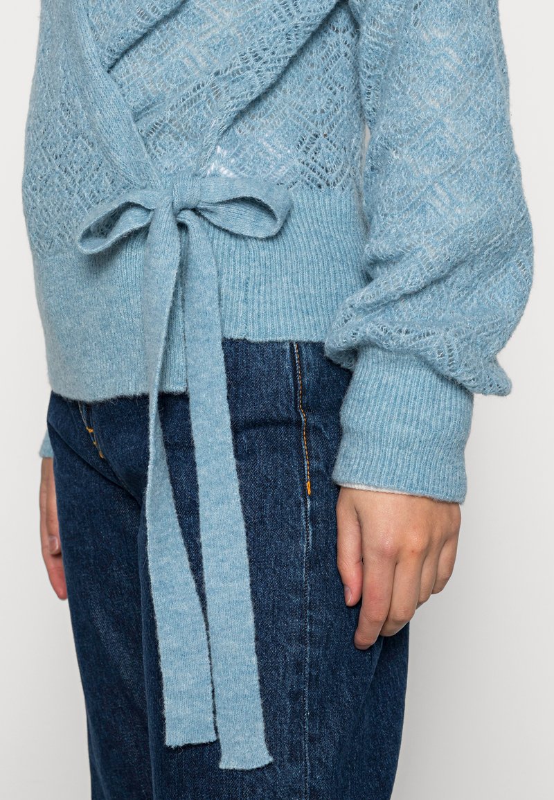 Damen Strickjacken | Esqualo SWEATER AJOUR WRAP AROUND Strickjacke provincial blue/hellblau - KN22508 Damen Strickjacken | Esqualo SWEATER AJOUR WRAP AROUND Strickjacke provincial blue/hellblau - KN22508