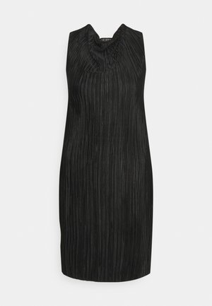 Vestido preto sem mangas com textura plissada, decote drapeado e corte até ao joelho. O tecido apresenta padrões de riscas verticais.