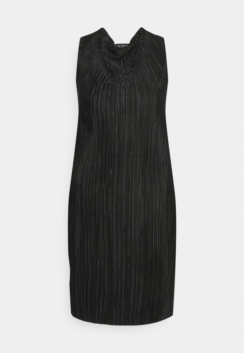 Vestido preto sem mangas com textura plissada, decote drapeado e corte até ao joelho. O tecido apresenta padrões de riscas verticais.