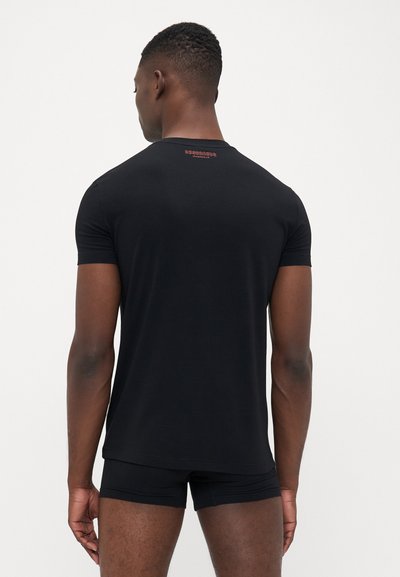 Sort kortærmet t-shirt lavet af bomuld, med rund halsudskæring. Har et lille rødt logo på den øverste ryg. Casual pasform og glat tekstur.