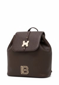 Zaino in pelle marrone scuro con texture, chiusura a patta con fermaglio dorato a forma di "H" e logo "LB" dorato sulla parte inferiore frontale.