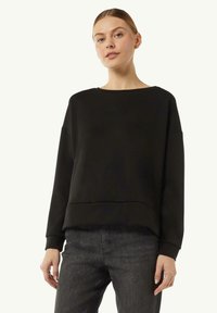 Czarny sweatshirt z okrągłym dekoltem, opadającymi ramionami i ściągaczem u dołu. Posiada subtelne logo wytłoczone na przodzie, wykonane z miękkiego materiału.