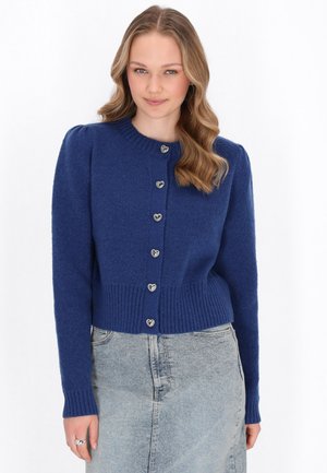 Blauwe gebreide cardigan met een aansluitende geribbelde tailleband, ronde hals en hartvormige knopen. Lange mouwen en een zachte textuur.