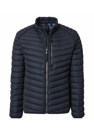Männernautoblaue Steppjacke mit Stehkragen, durchgehendem Reißverschluss und Tasche mit Reißverschluss auf der Brust, auf einem weißen Hintergrund präsentiert.