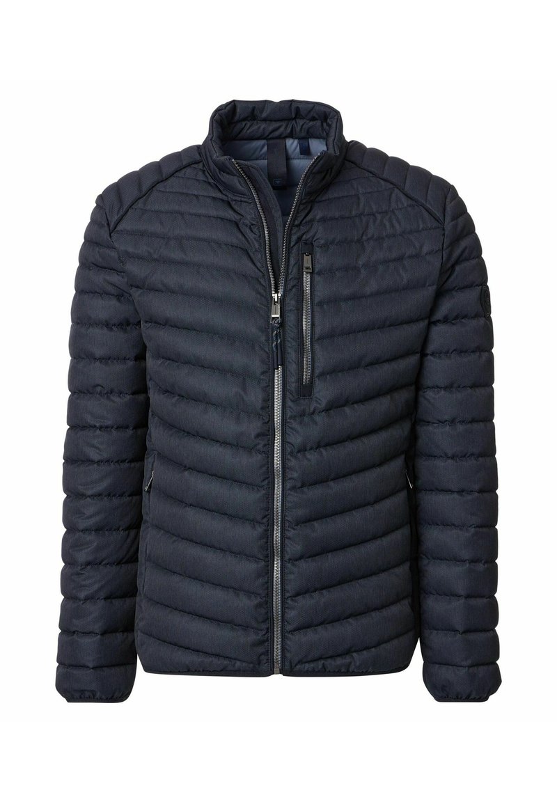 Mannen navy blauwe gewatteerde jas met staande kraag, volle front rits en een ritszak op de borst, weergegeven op een witte achtergrond.
