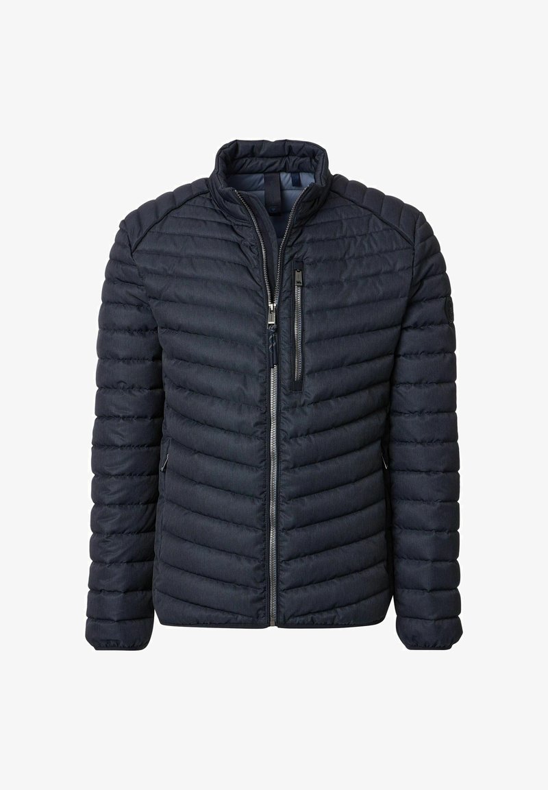 Mannen navy blauwe gewatteerde jas met staande kraag, volle front rits en een ritszak op de borst, weergegeven op een witte achtergrond.