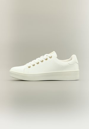 Baskets blanches en matériau synthétique, avec une semelle plate, un bout arrondi, des œillets dorés et un design minimaliste.