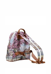 Zaino con un motivo floreale che include edifici e monumenti, con spallacci in pelle marrone, chiusura con zip e un design compatto e curvo.