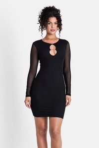 Schwarz eng anliegendes Kleid mit langen durchsichtigen Ärmeln, rundem Ausschnitt und einer vorderen Schlüsselloch-Aussparung, die von einem kleinen Kettendetail akzentuiert wird. Glatte Stofftextur.