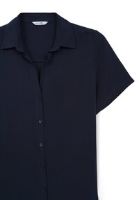 Chemise à manches courtes bleu marine foncé en tissu lisse, dotée d'une patte de boutonnage sur le devant et d'un col classique.