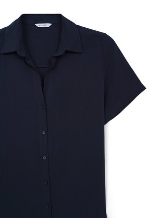 Chemise à manches courtes bleu marine foncé en tissu lisse, dotée d'une patte de boutonnage sur le devant et d'un col classique.