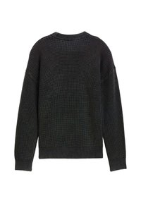 Schwarzer gerippter Strickpullover mit rundem Halsausschnitt, überschnittenen Schultern und langen Ärmeln. Die Textur ist weich und elastisch.
