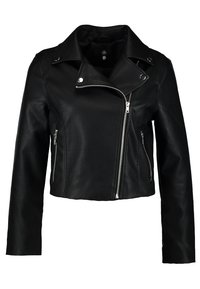 Giacca in pelle nera corta con accessori in argento, chiusura a zip asimmetrica e due tasche laterali. Presenta un design classico con colletto a lapel.