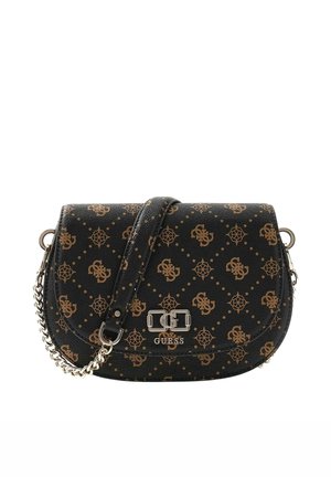 Sac bandoulière noir avec motif logo Guess marron, bandoulière en chaîne dorée et plaque logo Guess argentée sur le rabat avant.