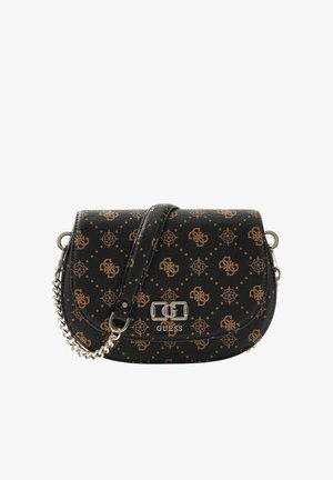 Bolso bandolera negro con patrón de logo Guess en marrón, correa de cadena dorada y placa con logo Guess en plata en la solapa frontal.