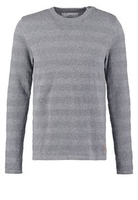 Szary sweter dzianinowy z długimi rękawami, z charakterystycznym, teksturowanym wzorem w paski oraz z guzikami na jednym ramieniu. Casualowy design z okrągłym dekoltem.