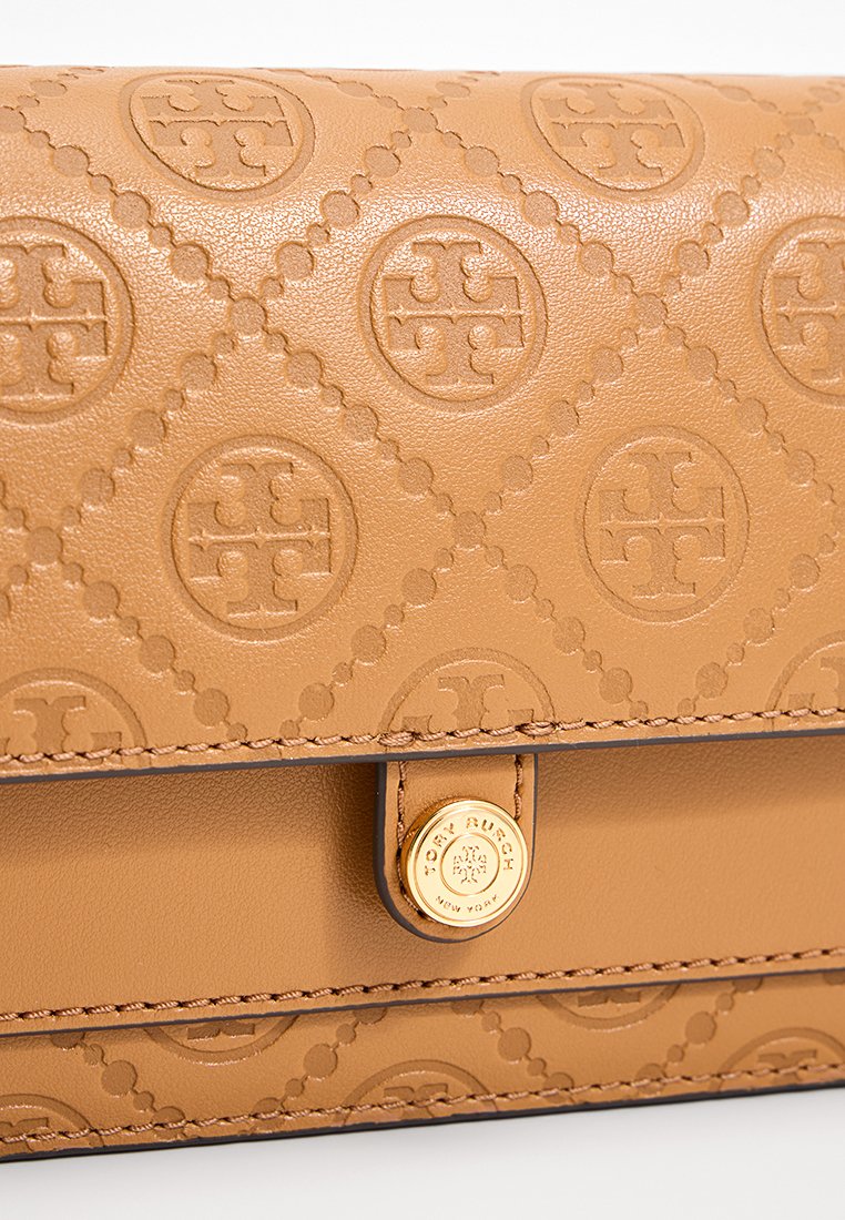 Braune Lederbörse mit geprägten Logo-Mustern, gestepptem Textur und einem snap-Verschluss in Goldton mit graviertem Branding-Detail.