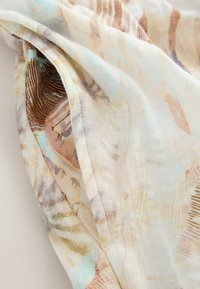 Tissu doux avec des motifs abstraits beiges, marron et bleu clair mettant en avant des formes organiques subtiles et des textures de coups de pinceau.