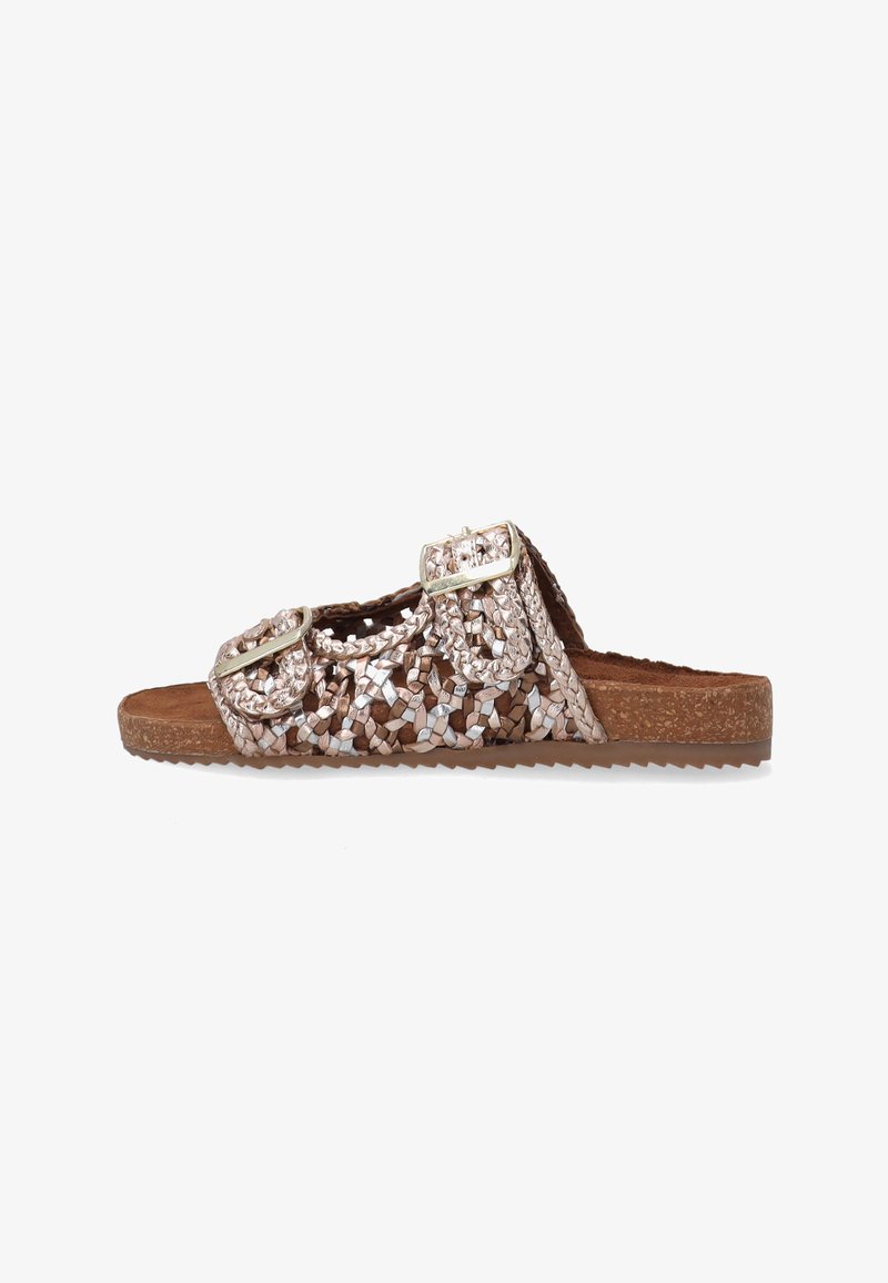 Vævet brun og metal slide sandal med to justerbare stropper og en tekstureret ydersål. Fodbedet er polstret for komfort.