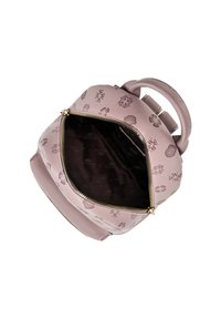 Różowy plecak z imitacji skóry z wytłoczonymi wzorami, z zamknięciem na zamek i podszewką wewnętrzną. Posiada wyściełane paski na ramiona oraz uchwyt na górze.