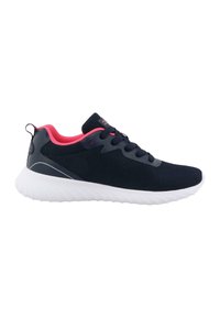 Sportschuh mit einem Obermaterial aus navy-blauem Mesh, hellem pinkem Kragen, grauen Akzenten und einer weißen strukturierten Sohle für verbesserten Grip und Dämpfung.