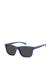 Occhiali da sole con montatura in plastica blu opaca, lenti grigie scure e accenti del logo rosso a contrasto sulle asticelle. Design quadrato.