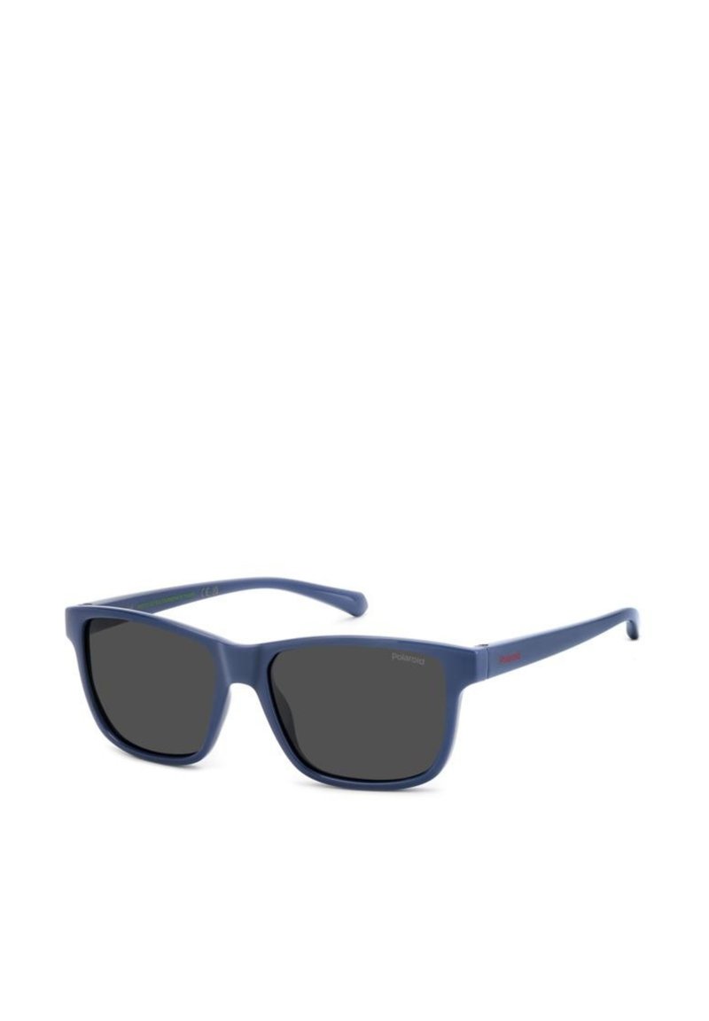 Occhiali da sole con montatura in plastica blu opaca, lenti grigie scure e accenti del logo rosso a contrasto sulle asticelle. Design quadrato.
