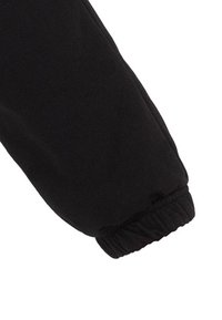 Czarna sportowa kurtka z rękawem, wykonana z miękkiego materiału; ma ściśnięty mankiet i gładką strukturę, z lekko zaokrąglonym kształtem.