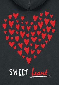 Černá látková mikina s kapucí s vyšitým designem různých červených srdcí vytvářejících tvar srdce, s textem "SWEET heart" pod ním.