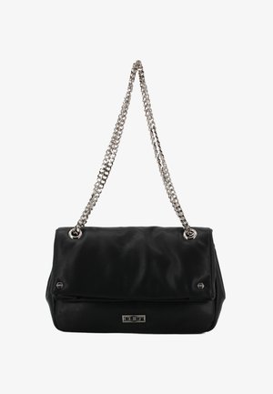 Borsa in satin nera con design trapuntato, tracolla in catena argentata, dettagli in metallo e chiusura a patta.