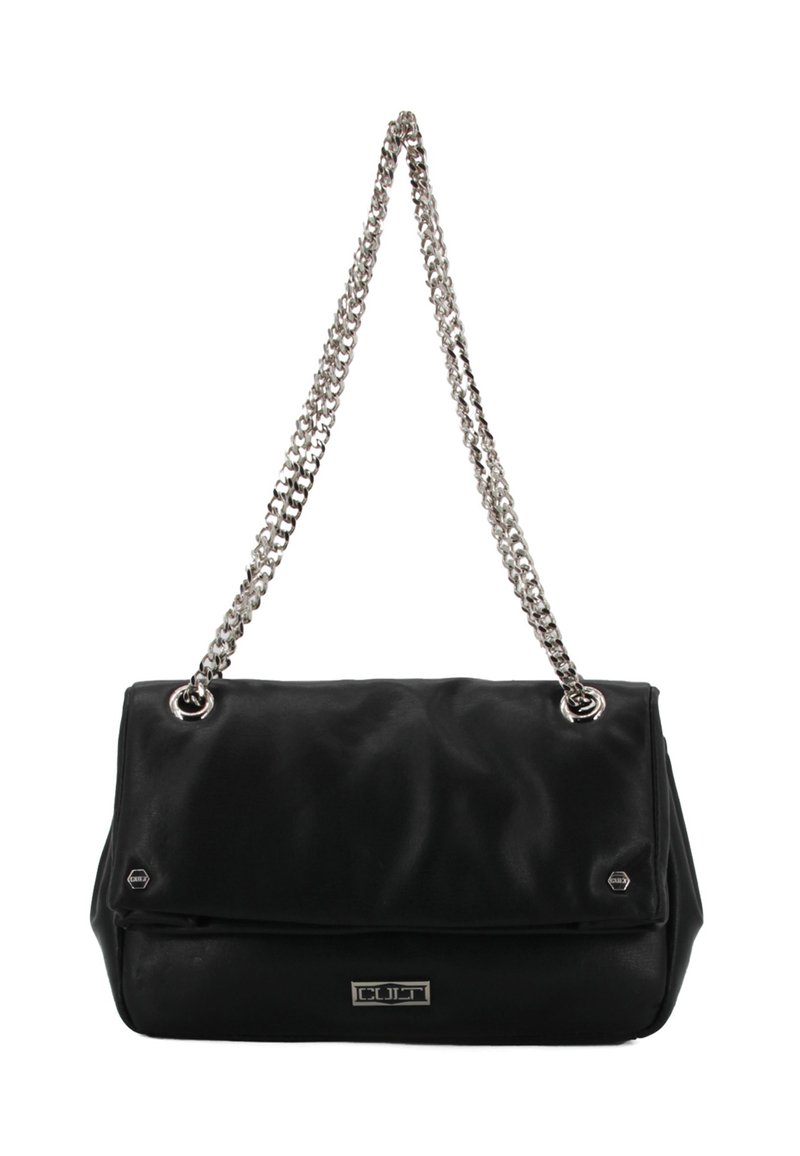 Borsa in satin nera con design trapuntato, tracolla in catena argentata, dettagli in metallo e chiusura a patta.