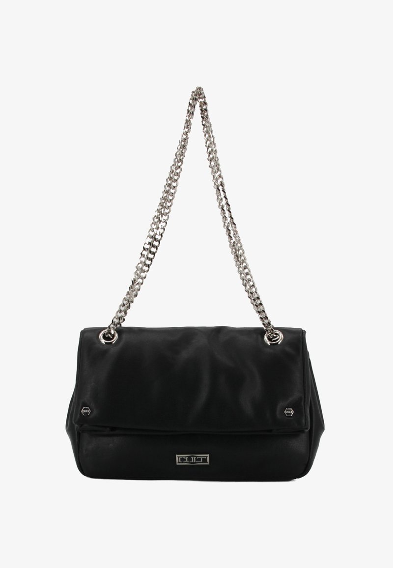Borsa in satin nera con design trapuntato, tracolla in catena argentata, dettagli in metallo e chiusura a patta.