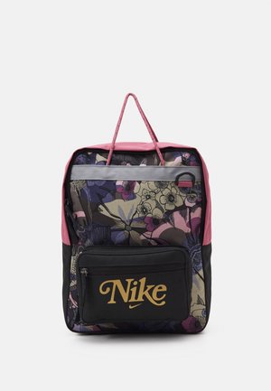 Rechthoekige rugzak met bloemenprint, roze zijkanten, zwart voorvak en goudkleurig "Nike"-logo, met bovenhandvat.