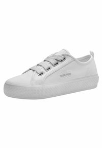Sneaker bianca in tela con punta rotonda, suola in gomma testurizzata e tre occhielli metallici. Presenta lacci grigi piatti e un marchio impresso sul lato.