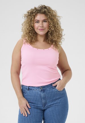 Canotta rosa a costine con decorativi rivetti in tonalità oro sul collo, abbinata a jeans a righe blu a vita alta. Fit casual, materiale traspirante.