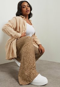 Yours Clothing ABSTRACT WIDE LEG - Pantaloni - brown