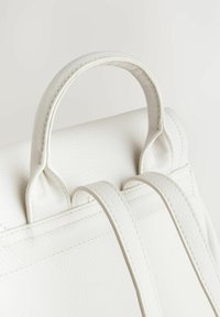 Borsa a tracolla in pelle bianca con finitura texture. Presenta una maniglia superiore arrotondata e spallacci regolabili. Design minimalista, senza hardware visibile.