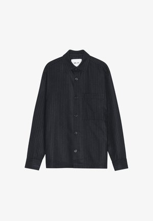 Chemise à manches longues rayée noire avec un col, un bouton sur le devant et une poche sur la poitrine. Présentée de manière minimale sur un fond blanc.