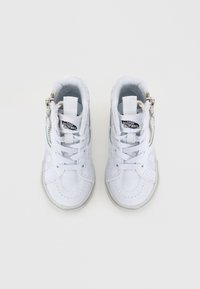 Sneaker alte bianche in tela con finitura testurizzata, caratterizzate da un design con lacci, zip laterale e patch con logo sulla linguetta.