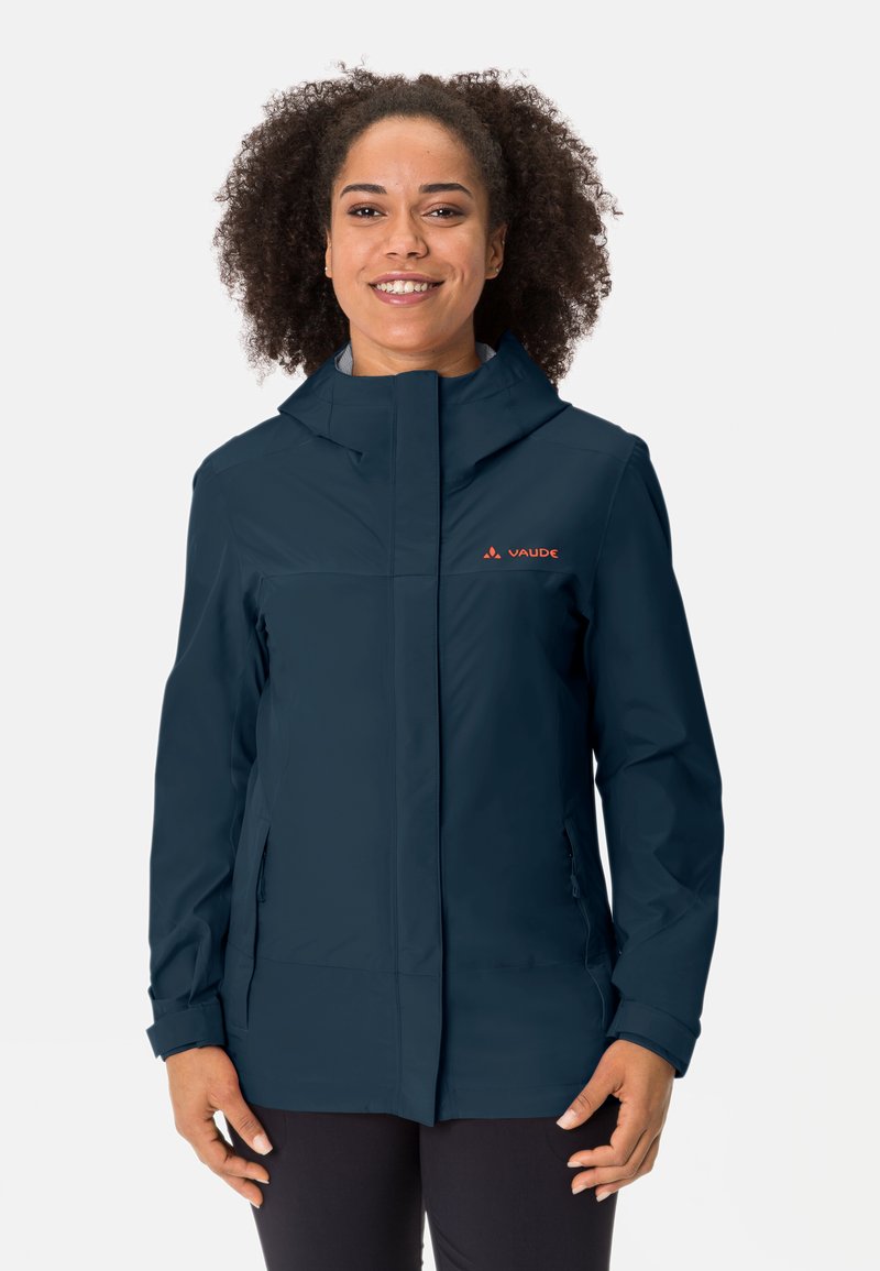 Giacca impermeabile blu navy con zip frontale, cappuccio e tasche laterali. Presenta una texture liscia e un logo arancione a contrasto sul petto.