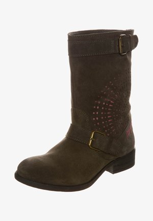 Braune Wildleder-Ankelstiefel mit seitlicher Schnalle, texturiertem Finish und perforiertem Design mit pinken Akzenten am äußeren Schaft. Mittelhoher Absatz.