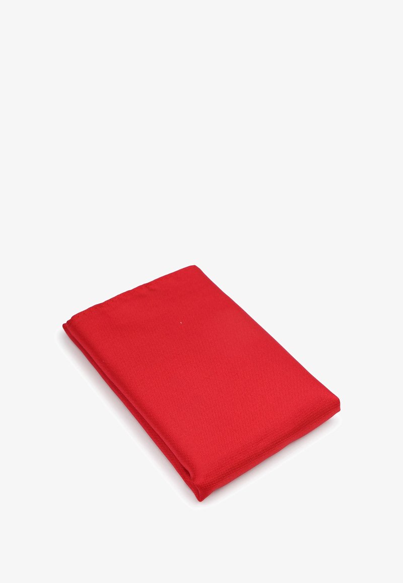 Rood stof, rechthoekig gevouwen, met een gestructureerd oppervlak. Geen zichtbare patronen of hardwaredetails.