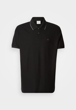Camisa polo negra de algodón, con un cuello clásico, tapeta de dos botones y un sutil acento gris en el cuello. Logotipo bordado en el pecho.