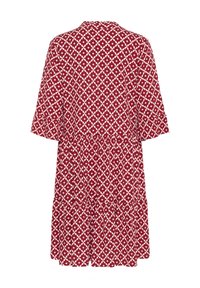 Robe rouge avec motif géométrique blanc en forme de losanges, manches trois-quarts et jupe à volants, vue de dos sur fond blanc.