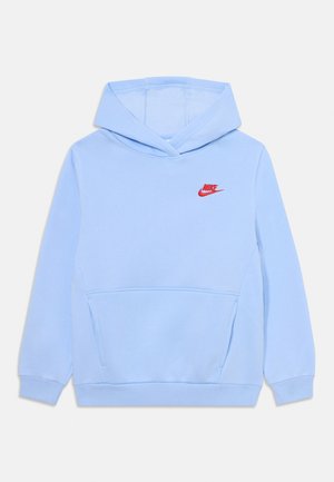 Svetlo modra pulover s kapuco in kenguru žepom ter rebrastimi manšetami. Na prsih je majhna rdeča Nike logotip. Mehka tekstura blaga.