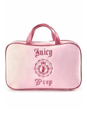Bolso rectangular de color rosa suave con asas superiores dobles, texto bordado en rojo "Juicy Prep" y emblema de escudo en el centro.