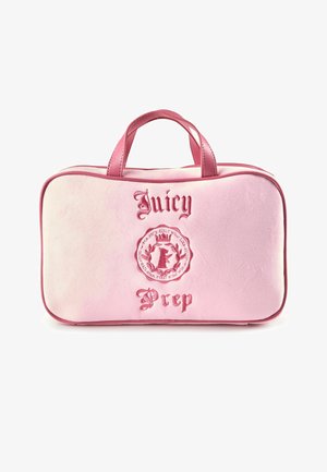 Zachte roze rechthoekige handtas met dubbele bovenhandvatten, rode geborduurde tekst "Juicy Prep" en wapenschildembleem in het midden.
