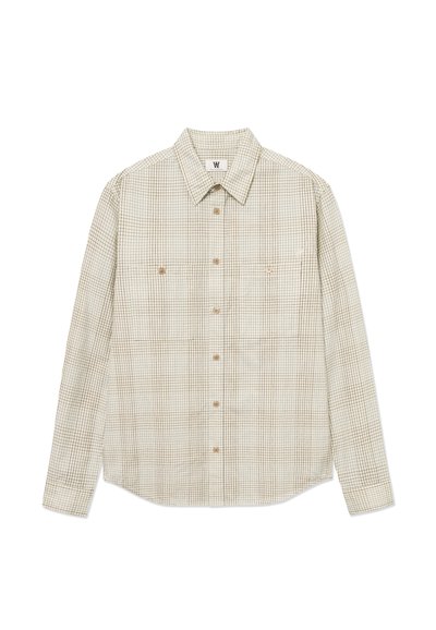 Chemise à boutons à carreaux beige avec motif en grille marron, manches longues, deux poches poitrine à boutons et col classique.